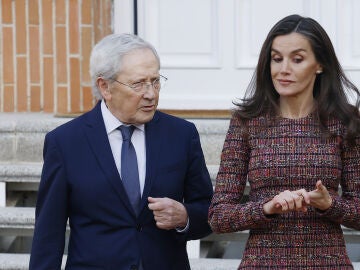 Fernando &Oacute;nega junto a la reina Letizia