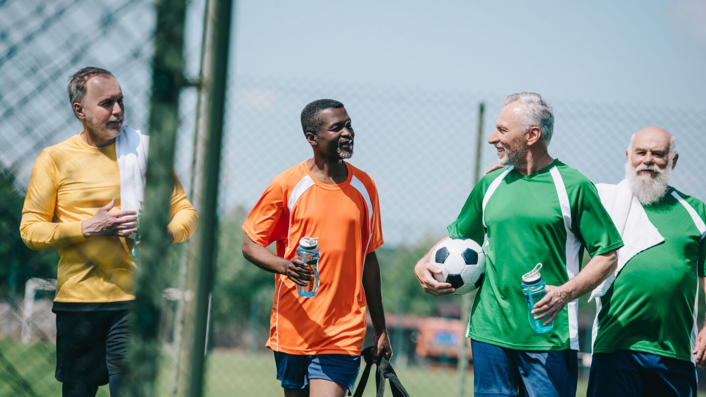 Hombres mayores jugando al f&uacute;tbol