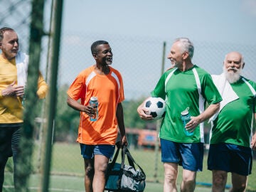 Hombres mayores jugando al f&uacute;tbol