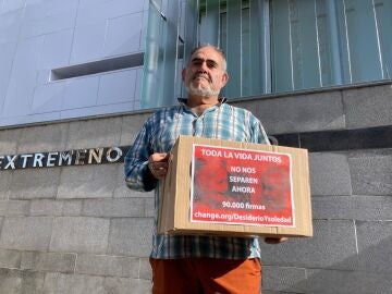 El hijo de Desiderio y Soledad en la entrega de firmas. REMITIDA / HANDOUT por CHANGE.ORG Fotograf&iacute;a remitida a medios de comunicaci&oacute;n exclusivamente para ilustrar la noticia a la que hace referencia la imagen, y citando la procedencia de la imagen en la firma 13/02/2025
