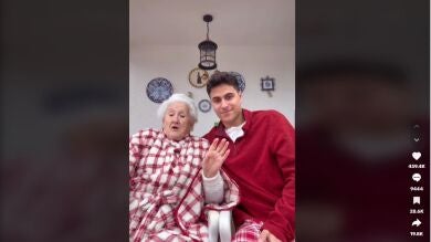 Un joven cuenta como le contó a su abuela que era homosexual y junto a ella cuentan cómo fue su reacción