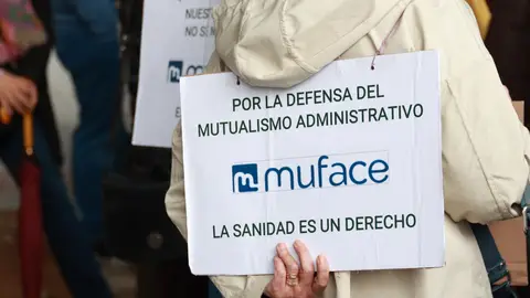 Varios funcionarios se concentran ante la sede provincial de Muface. Varios funcionarios se concentran ante la sede provincial de Muface.
