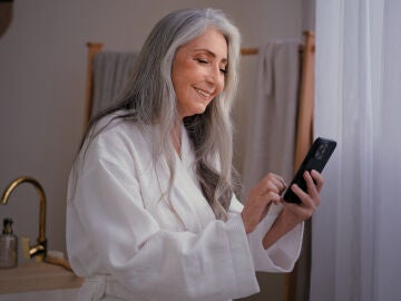 Mujer mayor usando un tel&eacute;fono m&oacute;vil