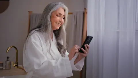 Mujer mayor usando un teléfono móvil Mujer mayor usando un teléfono móvil