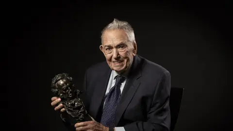 Juan Mariné posa con su Goya de Honor 2024 Juan Mariné posa con su Goya de Honor 2024