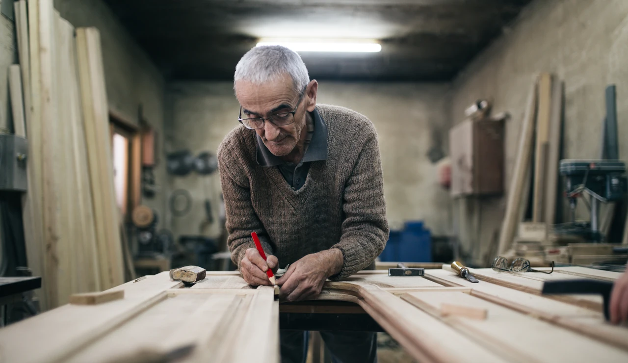 Hombre mayor trabajando en una carpintería
