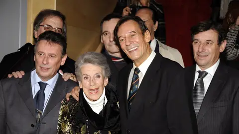 Tony Isbert, junto a su madre María y sus hermanos. Tony Isbert, junto a su madre María y sus hermanos.