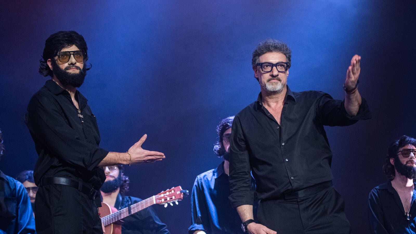 Una chirigota de Cádiz homenajea a Eugenio y su hijo Gerard les da su bendición