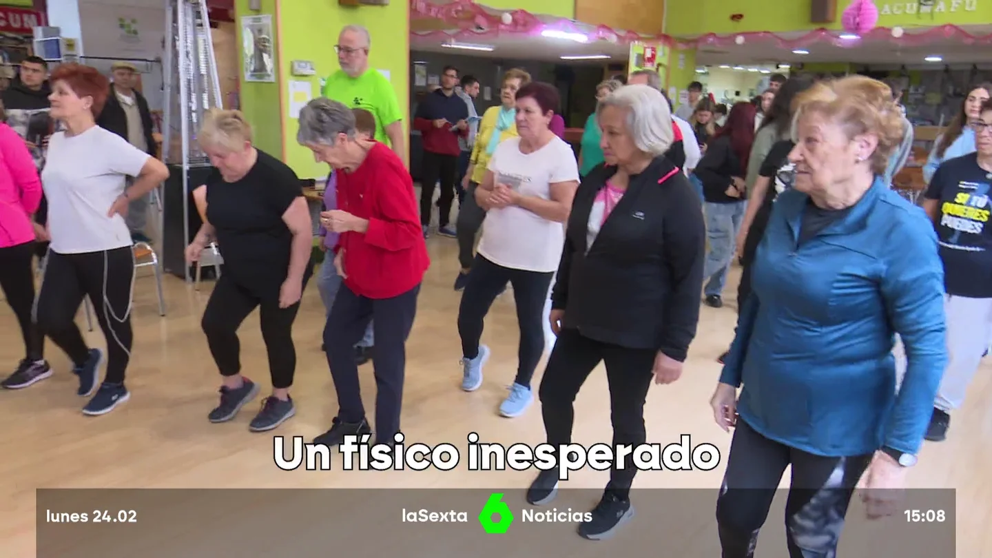 Personas mayores haciendo ejercicio Personas mayores haciendo ejercicio