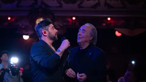 Miguel Poveda y Joan Manuel Serrat en el acto del Gremi de Restauració de Barcelona Miguel Poveda y Joan Manuel Serrat en el acto del Gremi de Restauració de Barcelona