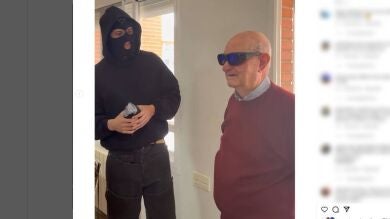 Consigue ver los colores tras 82 años sufriendo daltonismo