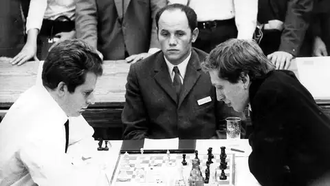 Boris Spassky y Bobby Fisher en la conocida como 'La partida del siglo' Boris Spassky y Bobby Fisher en la conocida como 'La partida del siglo'