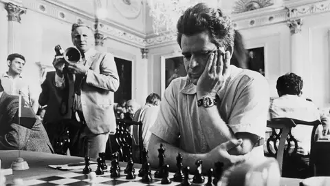Boris Spassky en una partida de ajedrez Boris Spassky en una partida de ajedrez