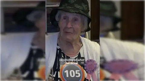 Una mujer celebra su 105 cumpleaños con una rave en su residencia Una mujer celebra su 105 cumpleaños con una rave en su residencia