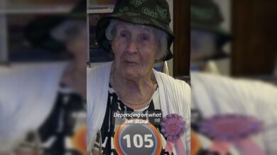 Una mujer celebra su 105 cumpleaños con una 'rave' en su residencia: 
