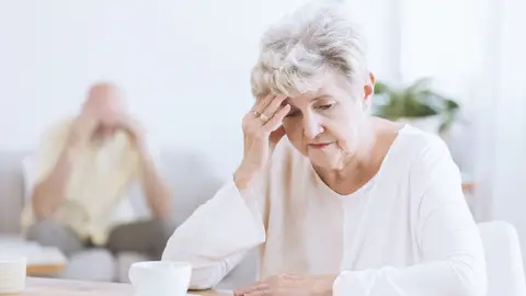 Mujer que sufre pérdida de memoria Mujer que sufre pérdida de memoria
