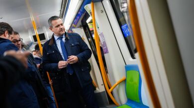 Aumentan los asientos para personas mayores y con movilidad reducida en el Metro de Madrid