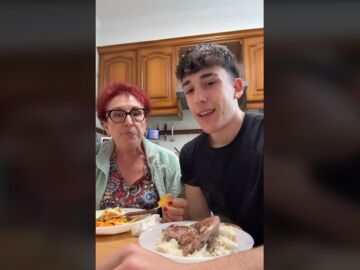 Su abuela lo rega&ntilde;a por escuchar y subir a redes sociales una canci&oacute;n que denigra a las mujeres