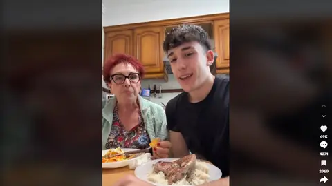 Su abuela lo regaña por escuchar y subir a redes sociales una canción que denigra a las mujeres Su abuela lo regaña por escuchar y subir a redes sociales una canción que denigra a las mujeres