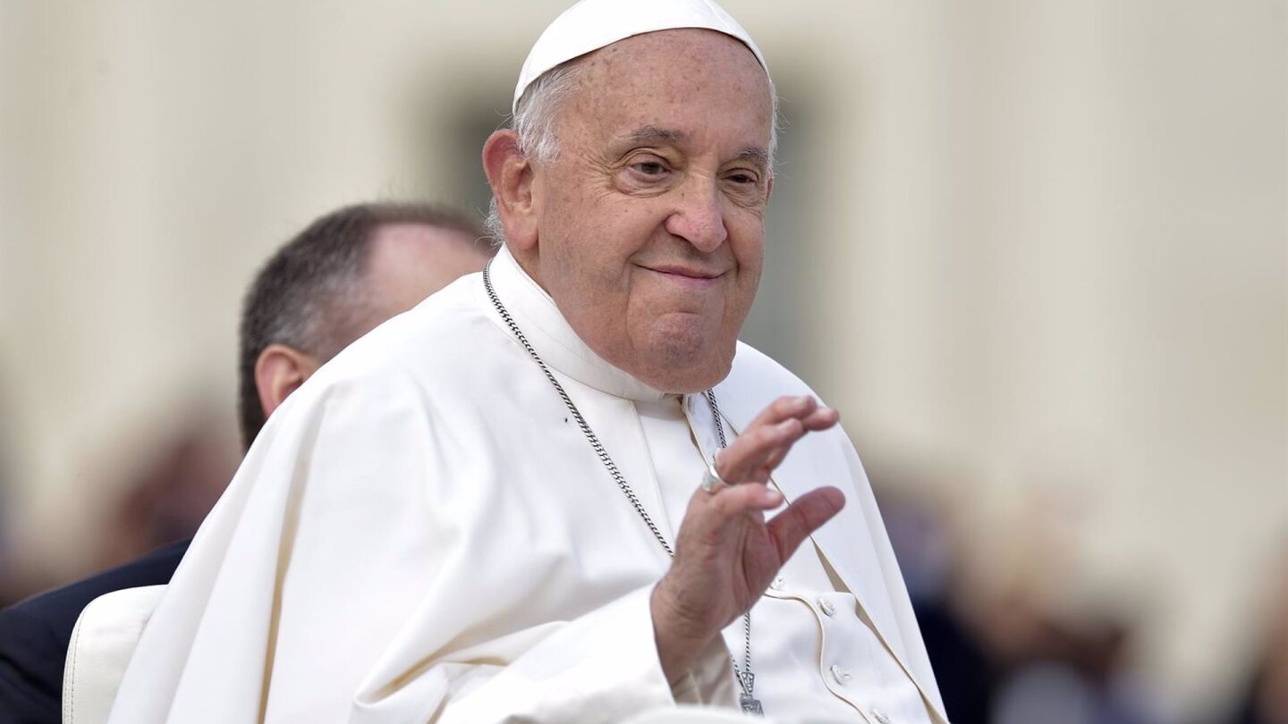 El Papa sigue mejorando y su situaci&oacute;n es "estable", seg&uacute;n el Vaticano