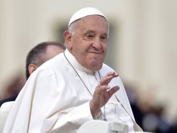 El Papa sigue mejorando y su situaci&oacute;n es "estable", seg&uacute;n el Vaticano