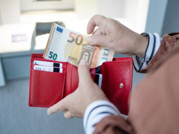 Cartera con dinero en efectivo