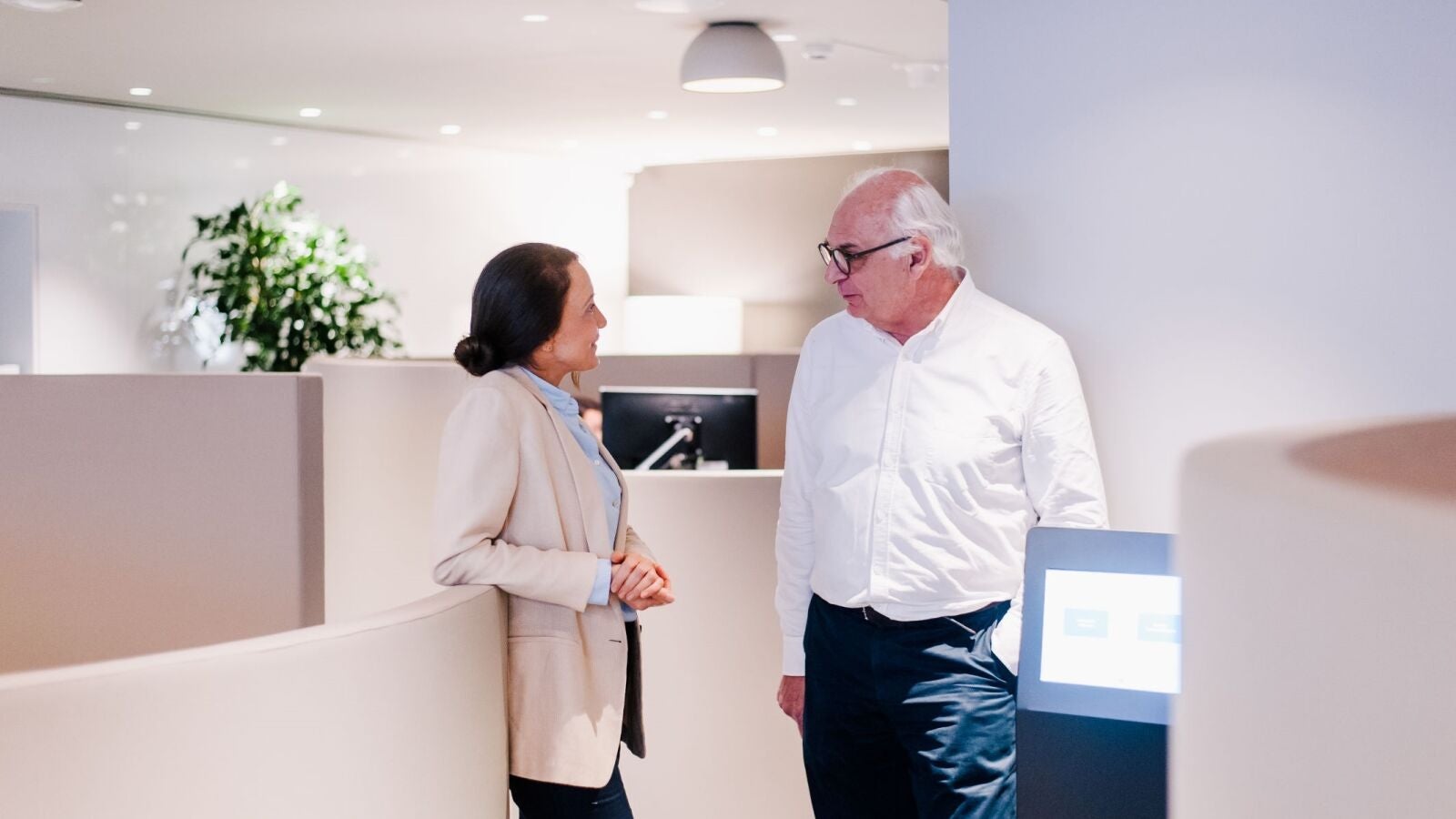 CaixaBank formará a más de 30.000 empleados en atención a las personas mayores