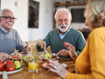 Personas mayores comiendo juntas 