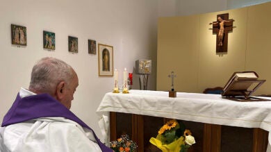 El Vaticano difunde la primera foto del papa Francisco desde que fue hospitalizado