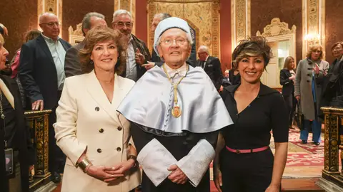 Fernando Ónega junto a sus hijas, Cristina y Sonsoles Fernando Ónega junto a sus hijas, Cristina y Sonsoles