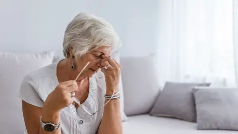Mujer con migraña Mujer con migraña