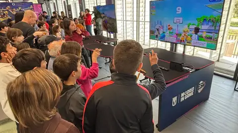 Mayores con deterioro cognitivo y niños participan en una terapia con videojuegos en el campus de Madrid in Game Mayores con deterioro cognitivo y niños participan en una terapia con videojuegos en el campus de Madrid in Game