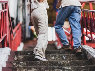 Personas subiendo escaleras