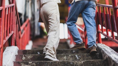 Subir escaleras, el mejor ejercicio para fortalecer las piernas en personas mayores