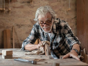 Hombre mayor trabajando como carpintero