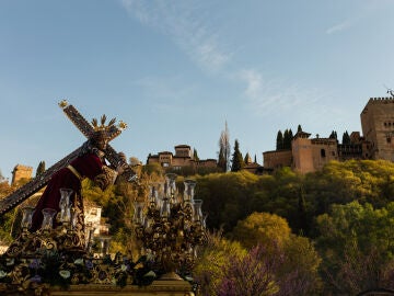 Procesi&oacute;n de semana santa en granada junto a la Alhambra