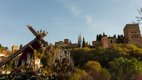 Procesión de semana santa en granada junto a la Alhambra Procesión de semana santa en granada junto a la Alhambra