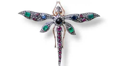 Broche estilo 'Belle Epoque' en forma de libélula, realizado en oro y platino, con diamantes, zafiros, esmeraldas y rubíes. Broche estilo 'Belle Epoque' en forma de libélula, realizado en oro y platino, con diamantes, zafiros, esmeraldas y rubíes.