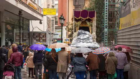 Paso de una procesión lloviendo Paso de una procesión lloviendo