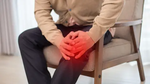 Hombre con dolor de rodilla Hombre con dolor de rodilla