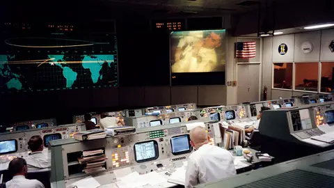 Sala de control de operaciones de la misión justo antes del accidente del Apolo 13 Sala de control de operaciones de la misión justo antes del accidente del Apolo 13
