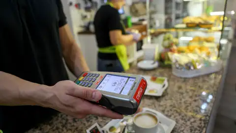 Hombre con datáfono Hombre con datáfono