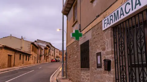 Fachada de la farmacia de un pueblo Fachada de la farmacia de un pueblo