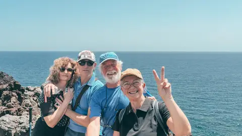 Grupo de mayores de viaje Grupo de mayores de viaje