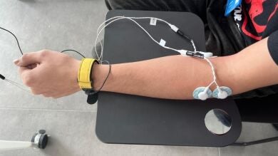 Una terapia experimental de estimulación eléctrica periférica puede reducir el temblor de los pacientes de Parkinson