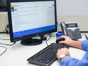 Pantalla ordenador con la web de la Agencia Tributaria