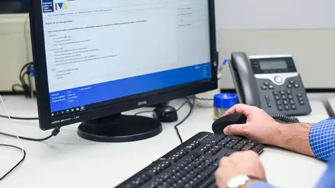 Pantalla ordenador con la web de la Agencia Tributaria Pantalla ordenador con la web de la Agencia Tributaria