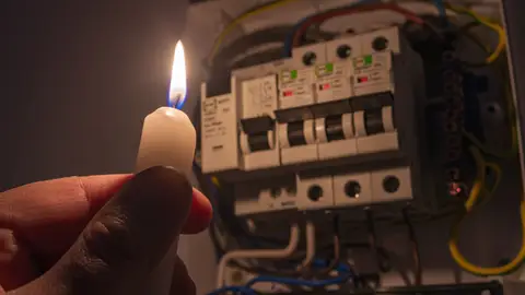 Luz de vela ante unos fusibles Luz de vela ante unos fusibles