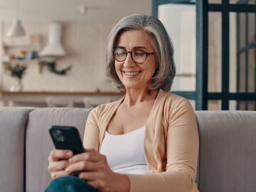 Mujer usando un tel&eacute;fono m&oacute;vil
