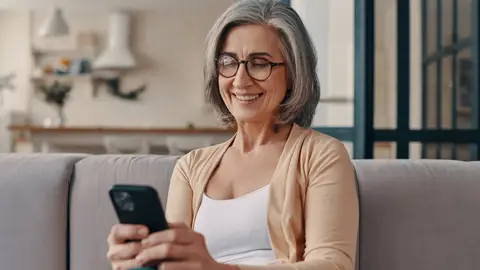 Mujer usando un teléfono móvil Mujer usando un teléfono móvil